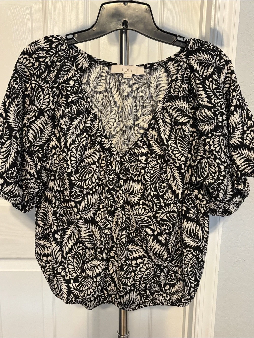 LOFT Black & White Leaf-Print V-Neck Puff Sleeve Bubble Hem Blouse